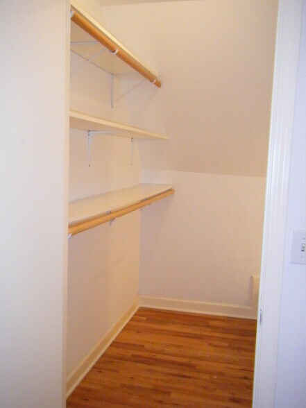 Building Photo - 1428 N Greenview Ave