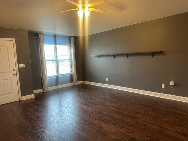 Building Photo - 808 E 96th St