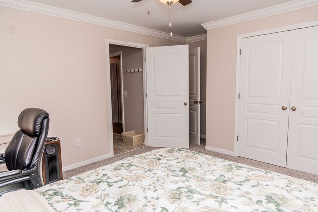 Building Photo - 2 Bedroom/ 2 bath - entry level END UNIT with side balcony & upgraded kitchen and bathrooms- only...