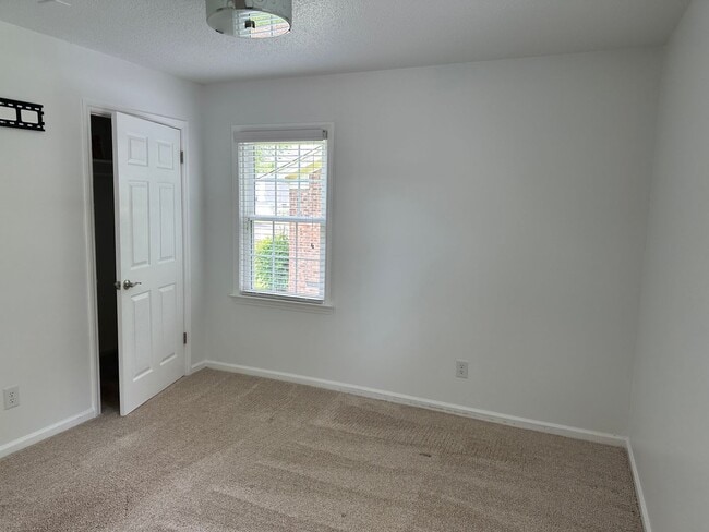 Building Photo - 859 Goldrock Rd