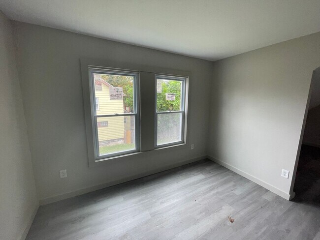 Building Photo - Coming Soon! Section 8 Accepted! Renovatio...