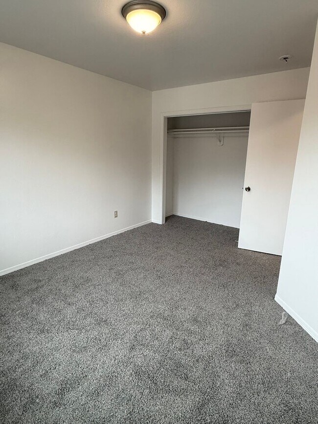Building Photo - West Anchorage| END UNIT | 3BR 2.5BA | Gar...