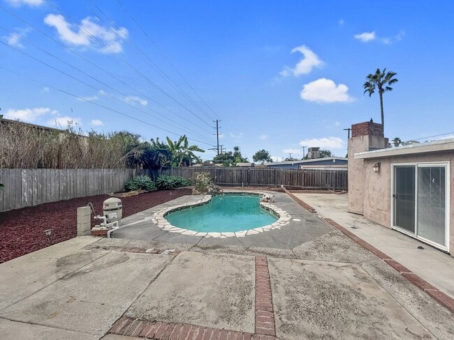 Building Photo - Beautiful 3B/2BA w/ Updated Kitchen and Pool in Clairemont!