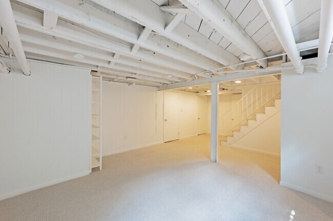 Building Photo - 4BR 3.5 BA Chevy Chase Gem is Move-in Read...