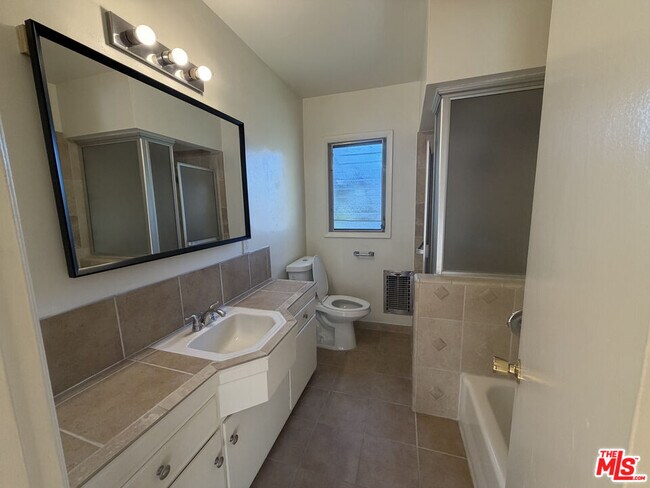 Building Photo - 742 S Plymouth Blvd