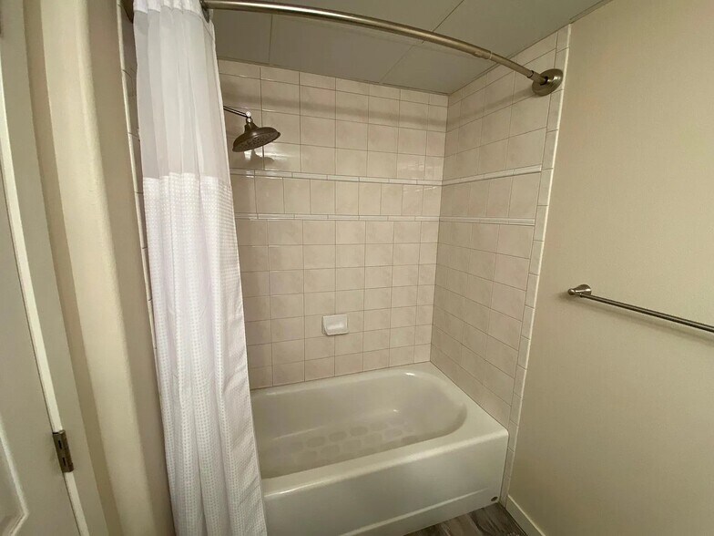 Building Photo - 300 Columbia Point Dr