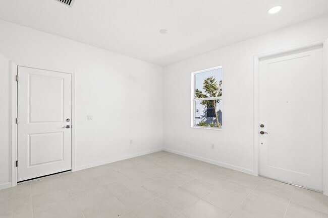 Building Photo - 4416 Longwood Lk Sq