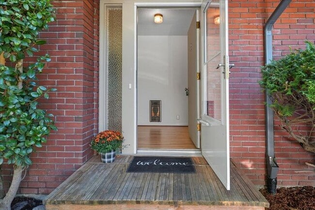 Building Photo - West Slope Charmer With Hardwood Floor - W...