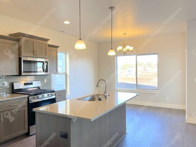 Building Photo - 4BR SE Bend home in great neighborhood wit...
