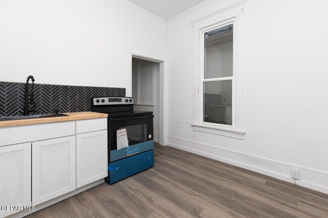 Building Photo - "Charming 2-Bedroom Duplex Retreat on Wyom...