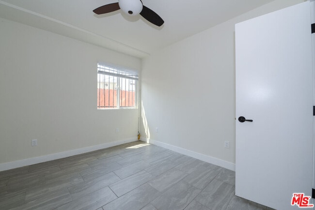 Building Photo - 522 W 82nd St