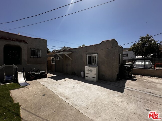 Building Photo - 820 E 84th Pl