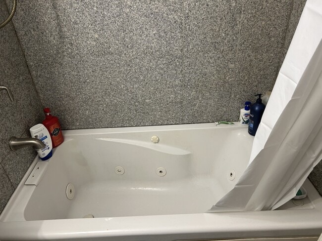 Building Photo - 5107 W Cullom Ave