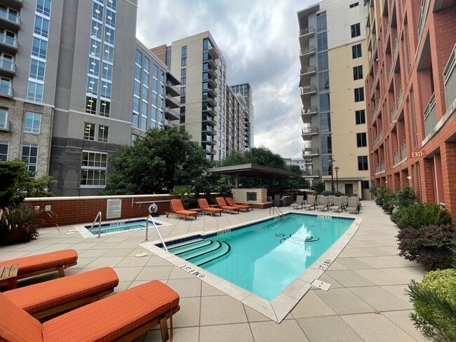 Building Photo - 701 Royal Ct