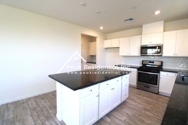 Building Photo - Newer 4bd/3ba Folsom Home with 2 Car Garage