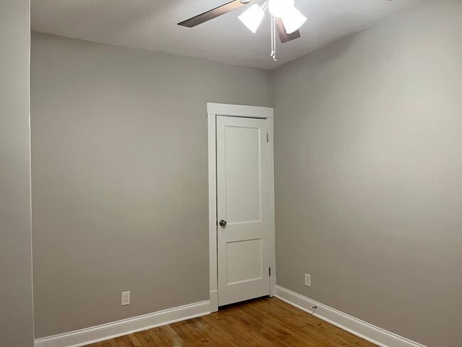 Building Photo - Albany Park rehabbed 2 bedroom close to Metra station.