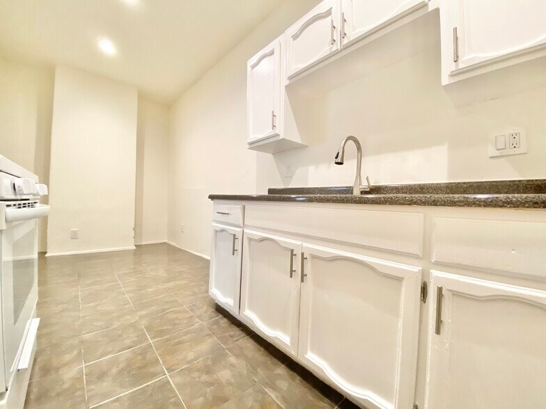 Building Photo - 1516 S Wilton Pl