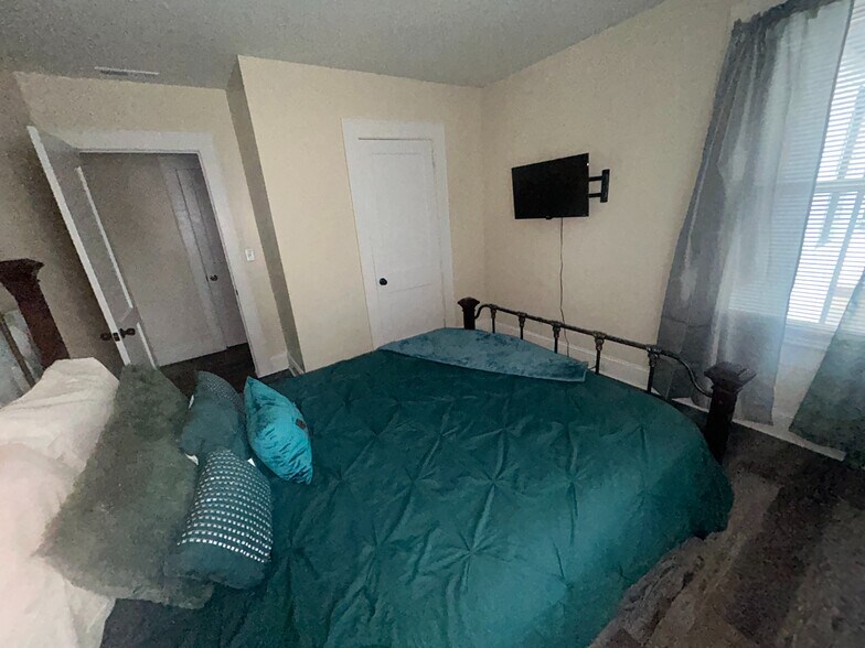 Building Photo - Room in Apartment on Kerr St NW