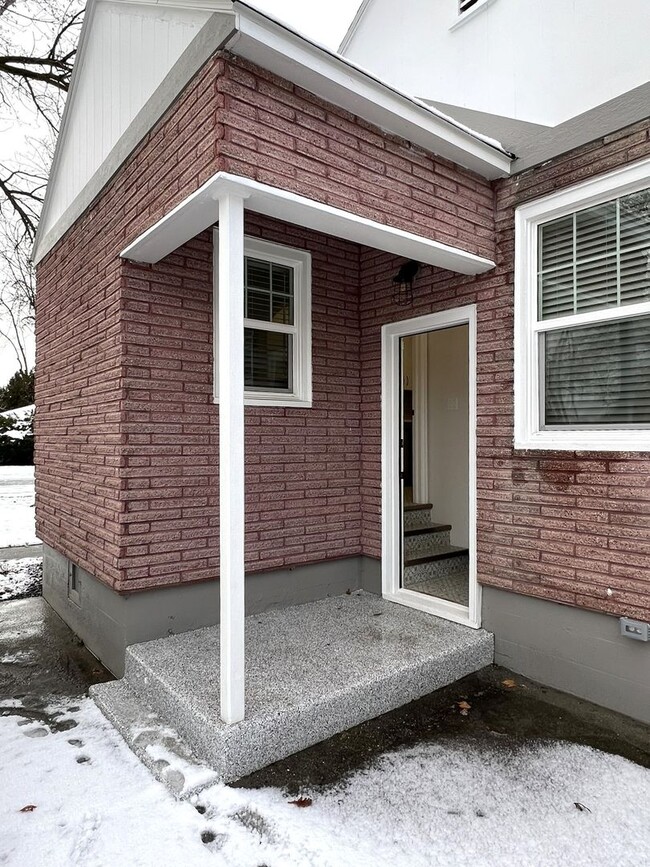 Building Photo - Fully renovated 3 bed 2 bath home on the B...