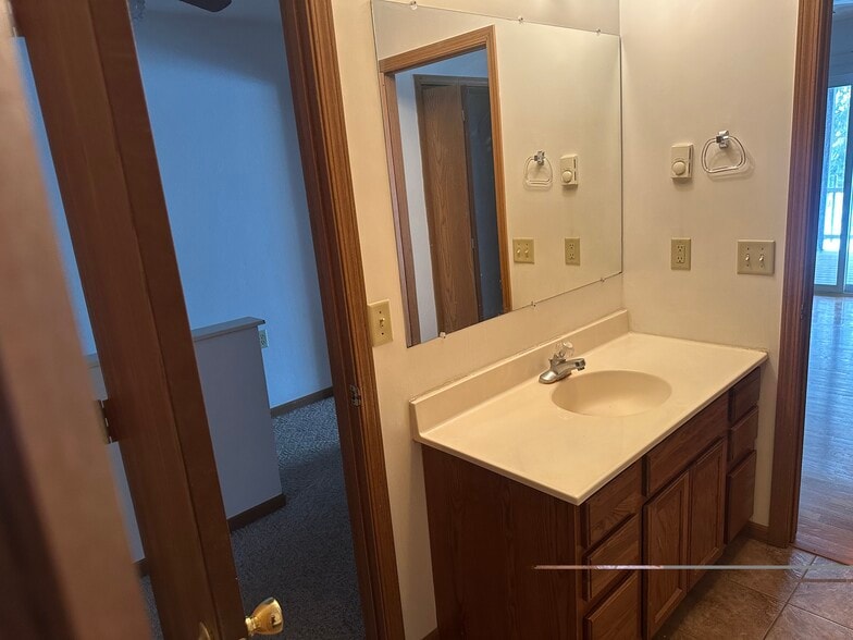 Building Photo - 1056 Lakeshore Dr