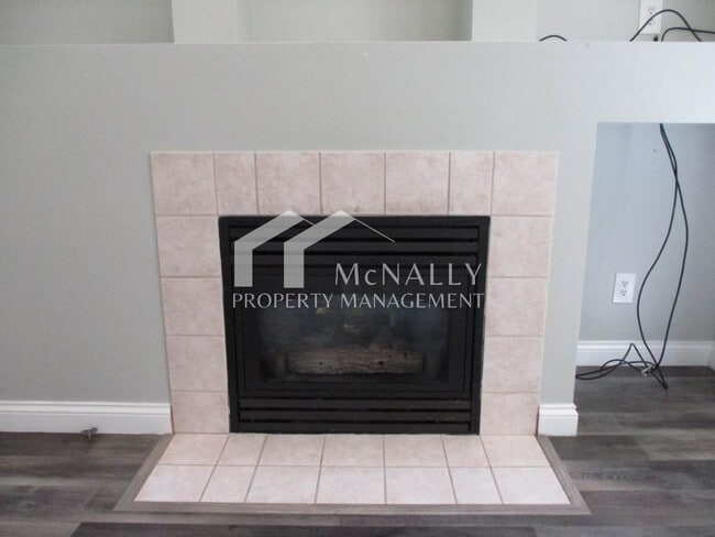 Building Photo - Beautiful 3 Bedroom, 1.75 Bathroom Welling...