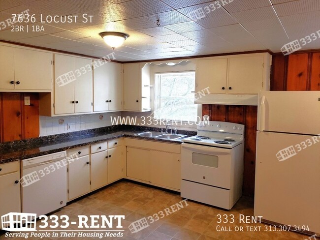 Building Photo - Location and convenience at your charming ...