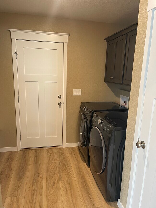 Laundry - 4723 Van Buren Ave