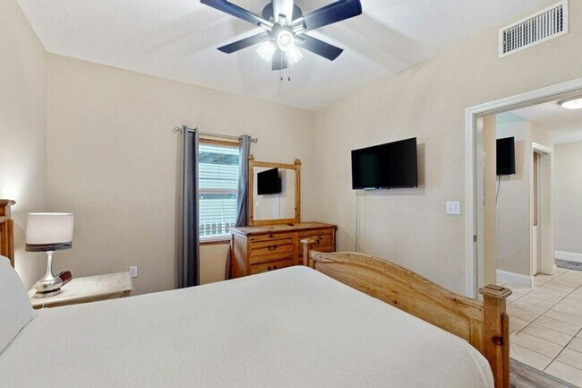 Building Photo - 9860 S Thomas Dr