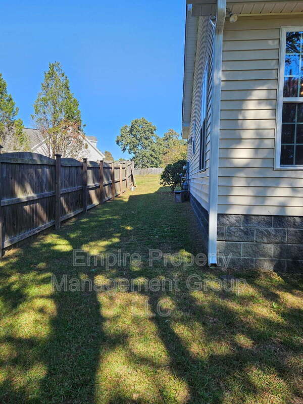 Building Photo - 13 Trillium Ct