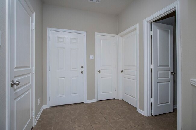 Building Photo - 2209 Onyx Ct