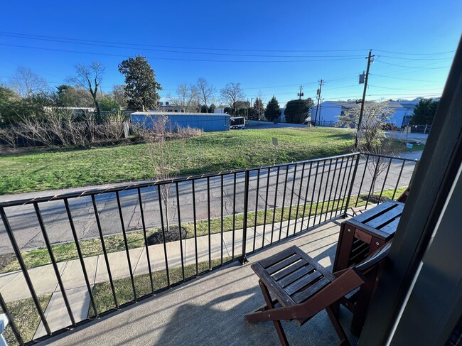 Small front patio - 3080 Kelly St