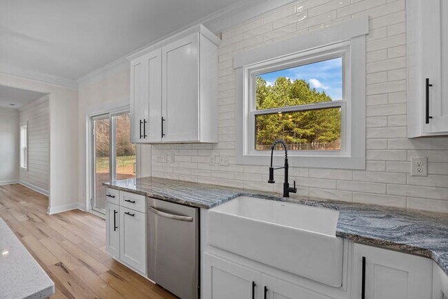 Building Photo - 387 Lake Farm Dr