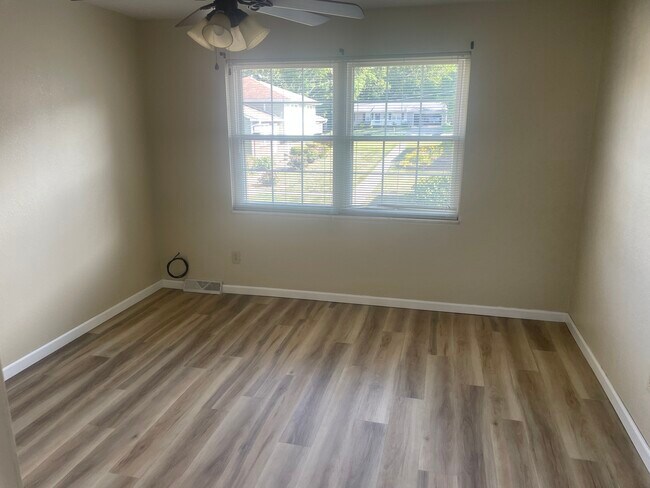 BEDROOM - 2816 Independence St
