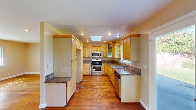 Building Photo - Remodeled 4 bedroom home in Huntington Beach