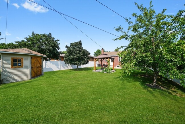 Building Photo - 1412 Balmoral Ave
