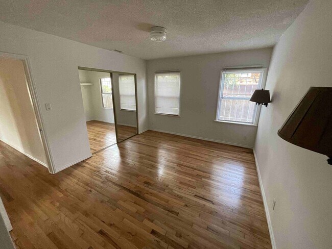 Building Photo - CENTRALLY LOCATED HOME IN BEVERLYWOOD!