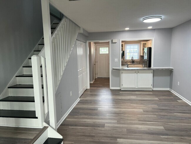 Building Photo - Walk to Beach! Newly Remodeled 2 Bedroom, ...