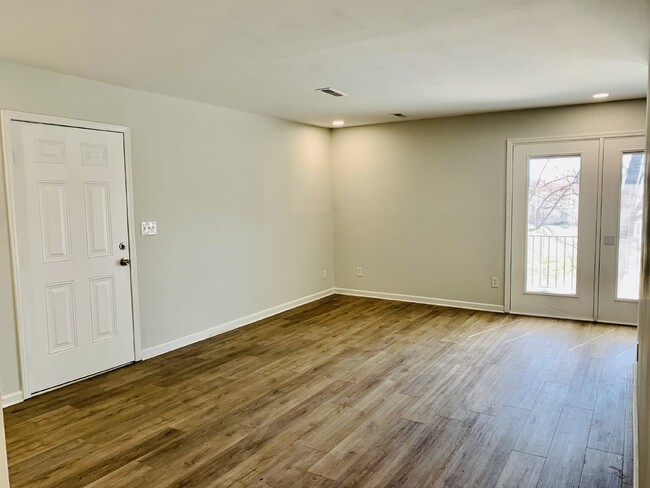 Building Photo - 1/2 off 1st months Rent move in special!!!...