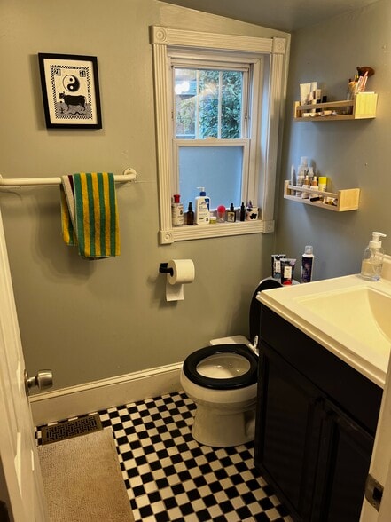 Building Photo - 627 Tennelle St SE