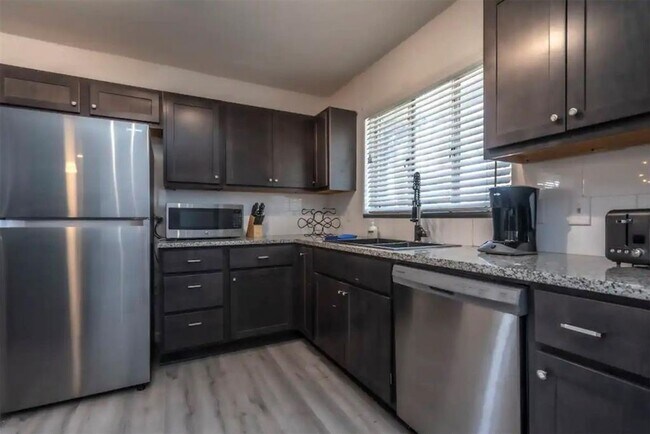 Building Photo - Fully Furnished Home in Putnam Heights + All Appliances