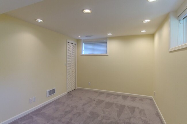 Building Photo - 3Bd/1.75Ba Seattle House