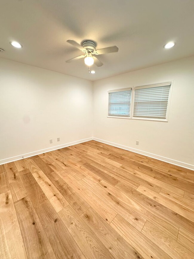 Building Photo - Fully Remodeled 2 Bedroom Home with Large ...