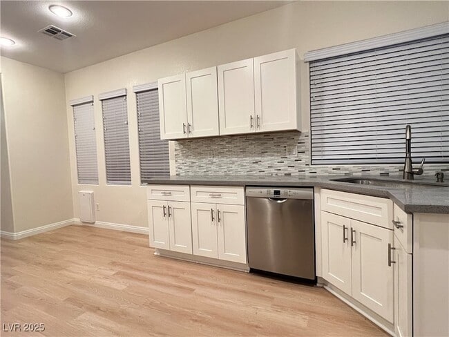 Building Photo - 10524 Isola Bella St