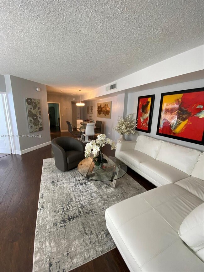 Building Photo - 905 Brickell Bay Dr