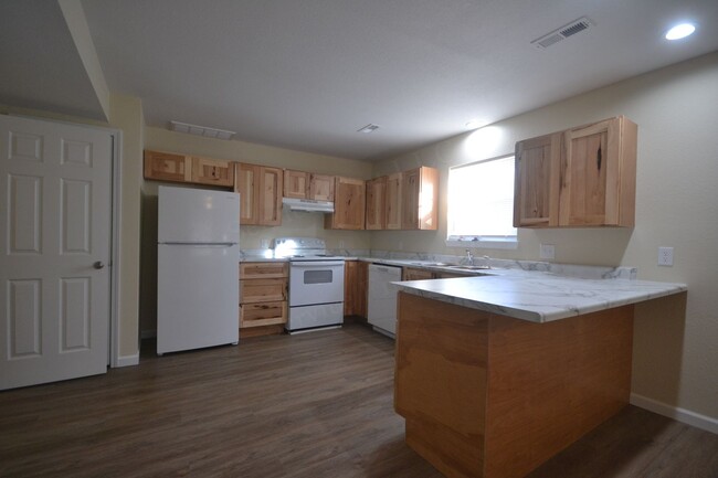 Building Photo - 3 Bed 1.5 Bath 4- Plex