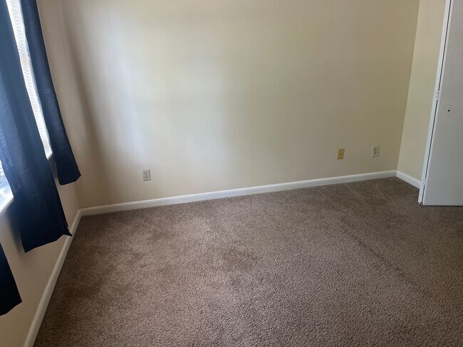 Building Photo - 2 Bed, 1.5 Bath Townhouse