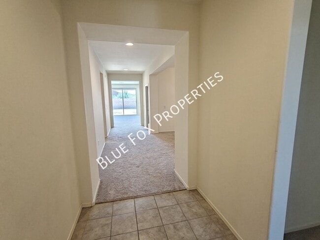 Building Photo - 5525 W Lazy Farm Dr