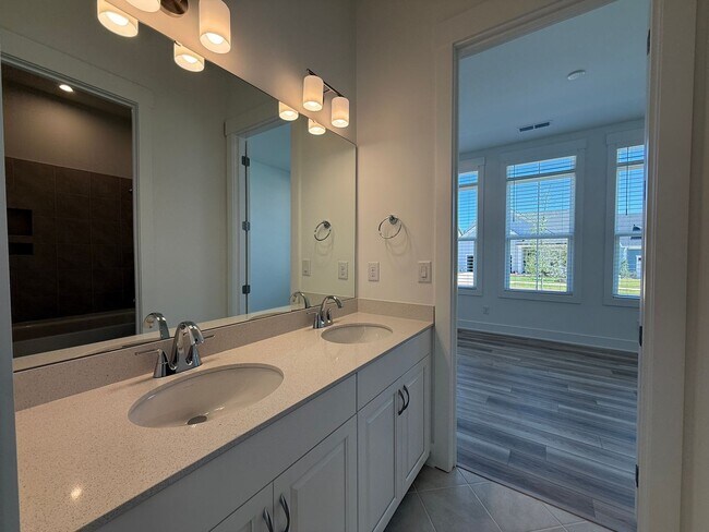 Building Photo - Beautiful 4 Bedroom Single Family Home