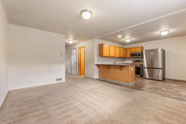 Building Photo - Spacious 4-Bedroom Home in SE Portland