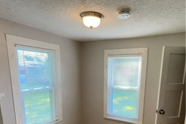 Building Photo - Bungalow in the Pleasure Ridge Park Neighb...